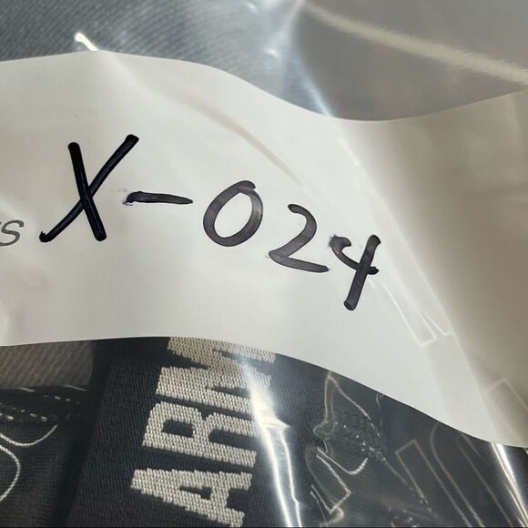 Boy's Medium Under Armour Black-White Bottoms - Picture 5 of 5